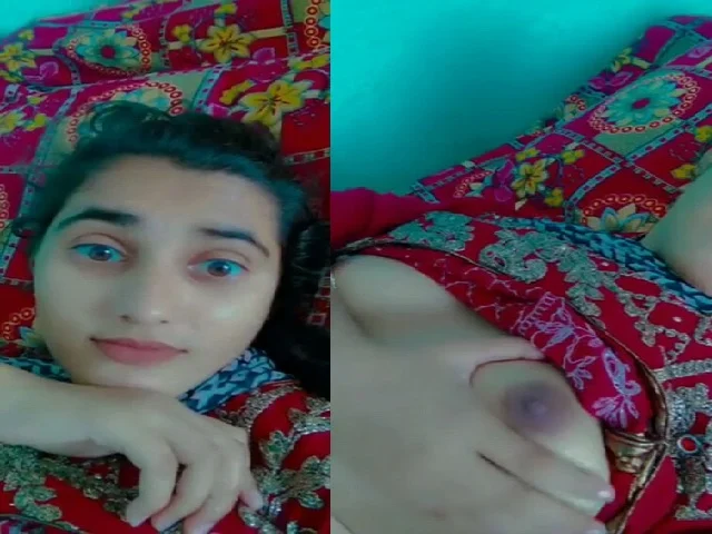 XNXX3 Very Beautiful Pakistani sexy maal showing her cute small boobs nude selfie video