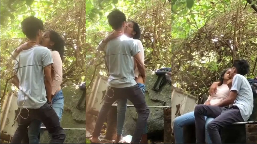 Desi School Lovers Fucking In Park