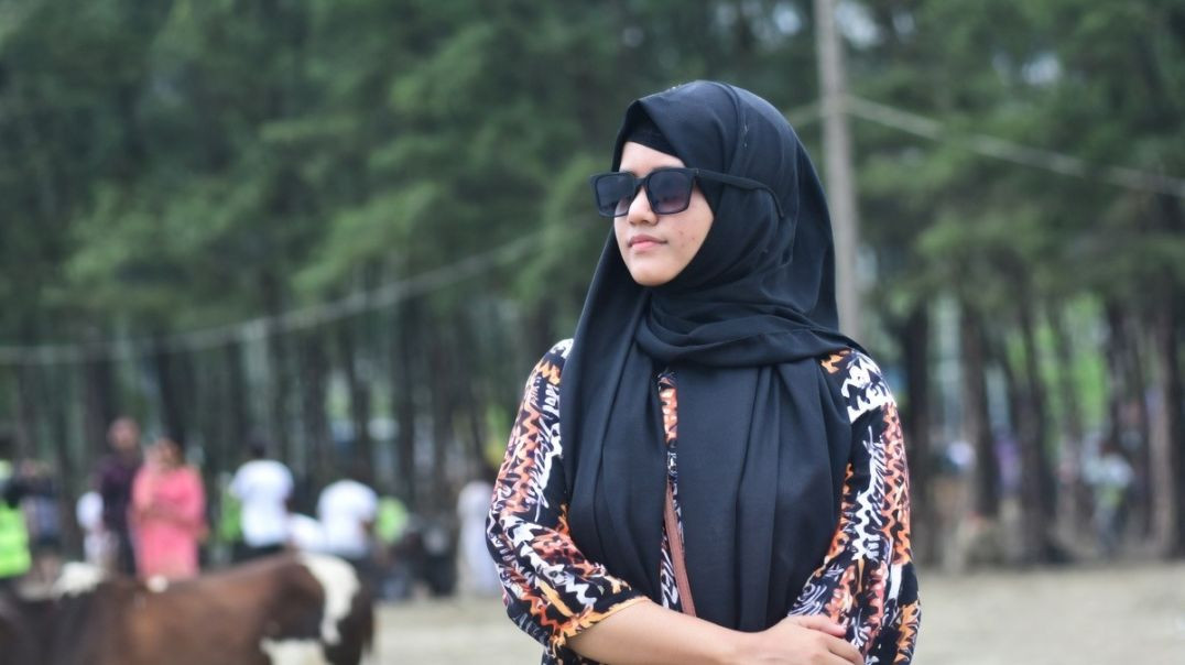 Latest Cute Hijabi Muslim Girl Fucks Hard & Gives Sloppy Blowjob to Brother After Eid