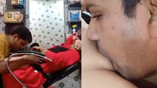 Beauty Parlour wale ladke ne sexy horny bhabhi ki chut chaati aur mut piya parlour me New MMS