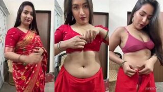 Beautiful sexy bhabhi in saree strips nude & shows shaved pussy on tango live